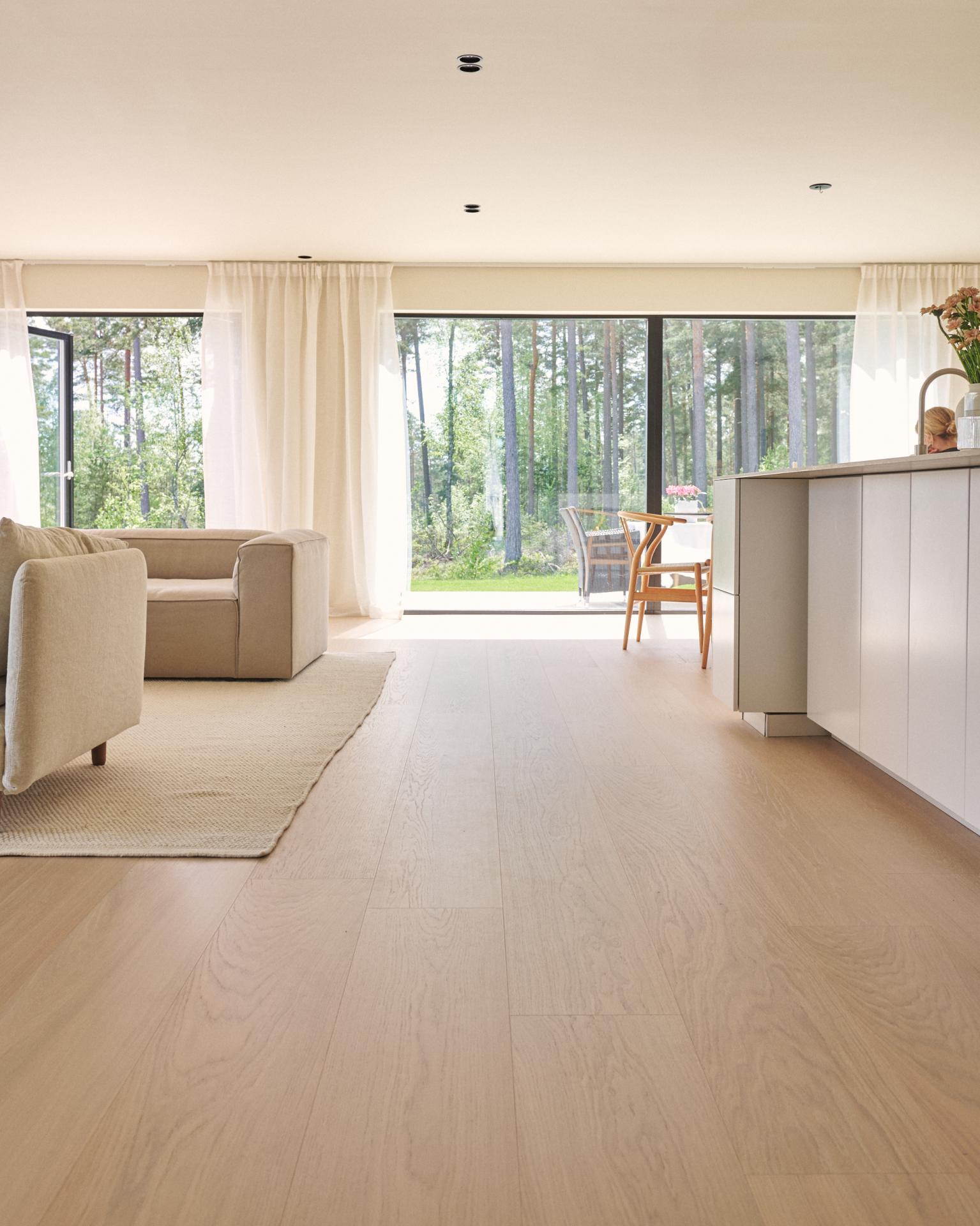 Ett inrett vardagsrum med två fåtöljer. I rummet ligger ett Woodura Planks Vistorp 3.0 XXL