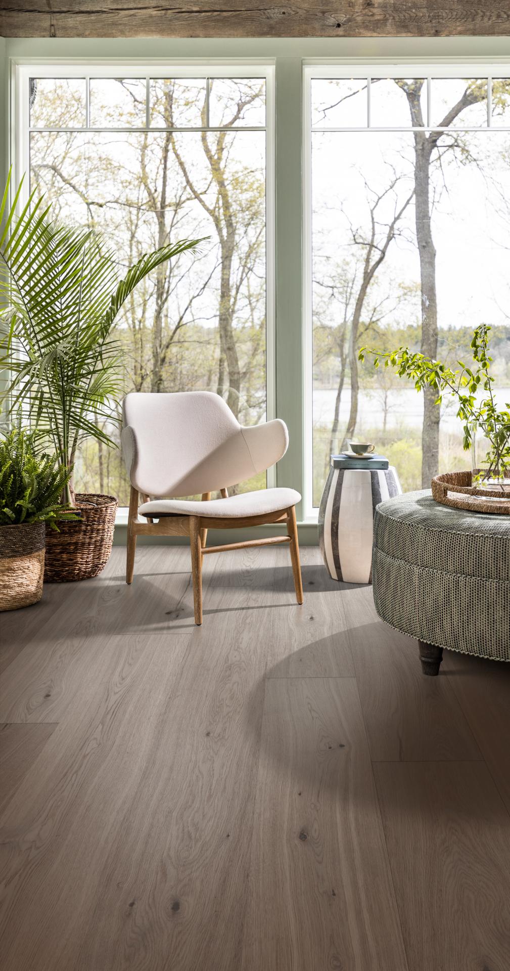 Woodura Planks Stehag 3.0 XXL skapar en harmonisk miljö med sitt grå golv.