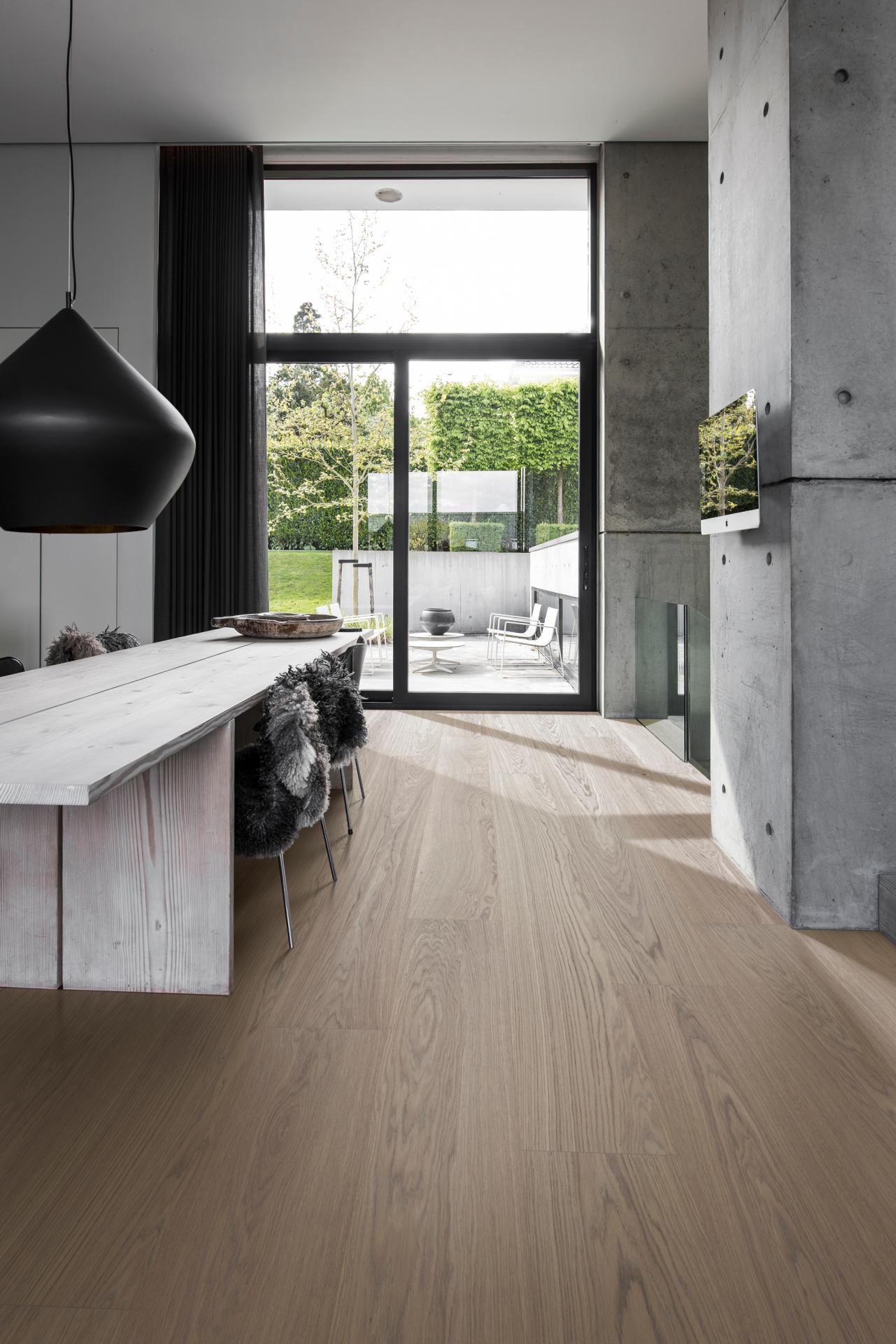 Modernt inrett hushåll. Skandinaviskt inrett och man har lagt ett Woodura Planks Grevie 3.0 XXL.