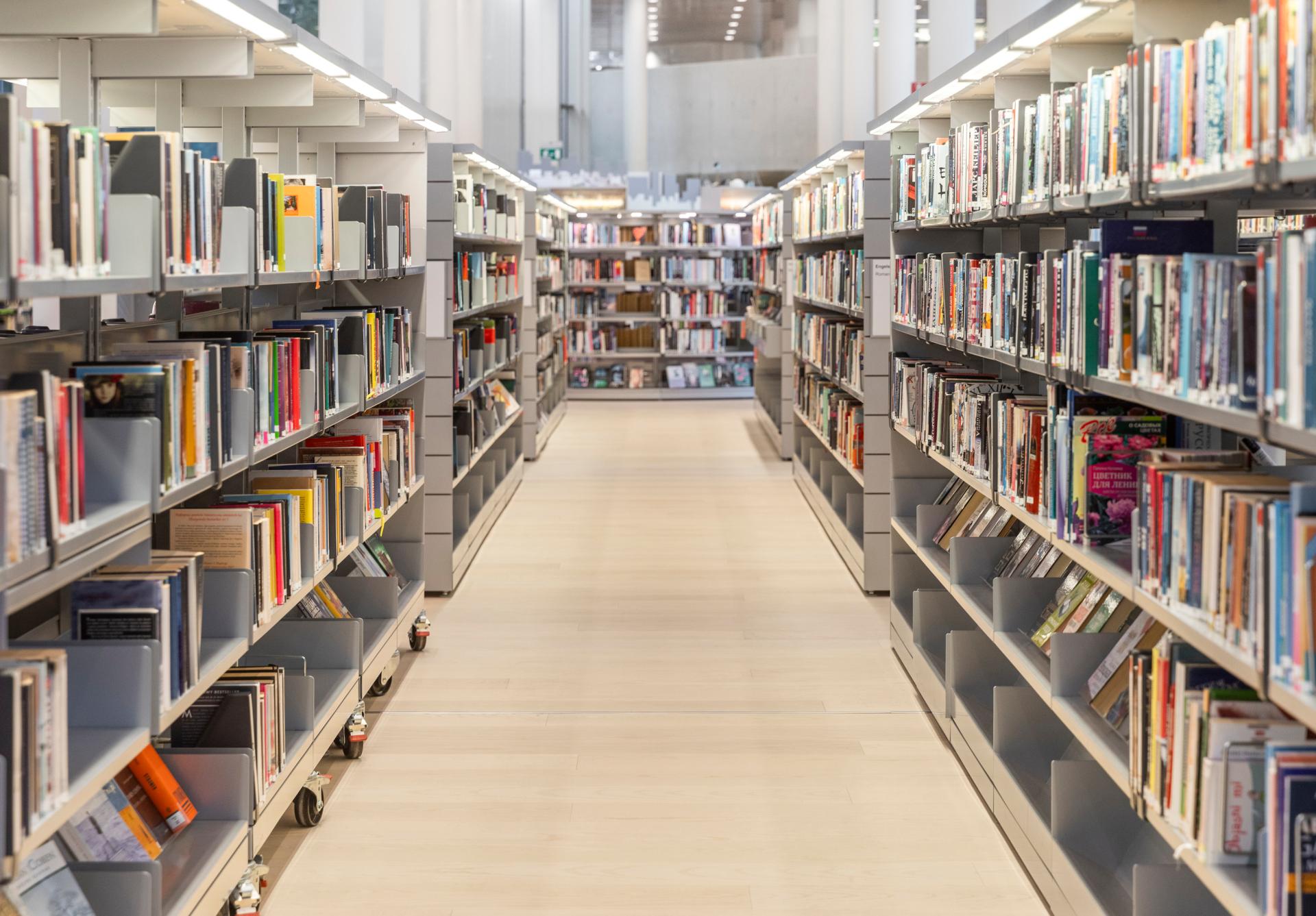 Bjelin Esarp XL Misty white finns i Halmstads stadsbibliotek.