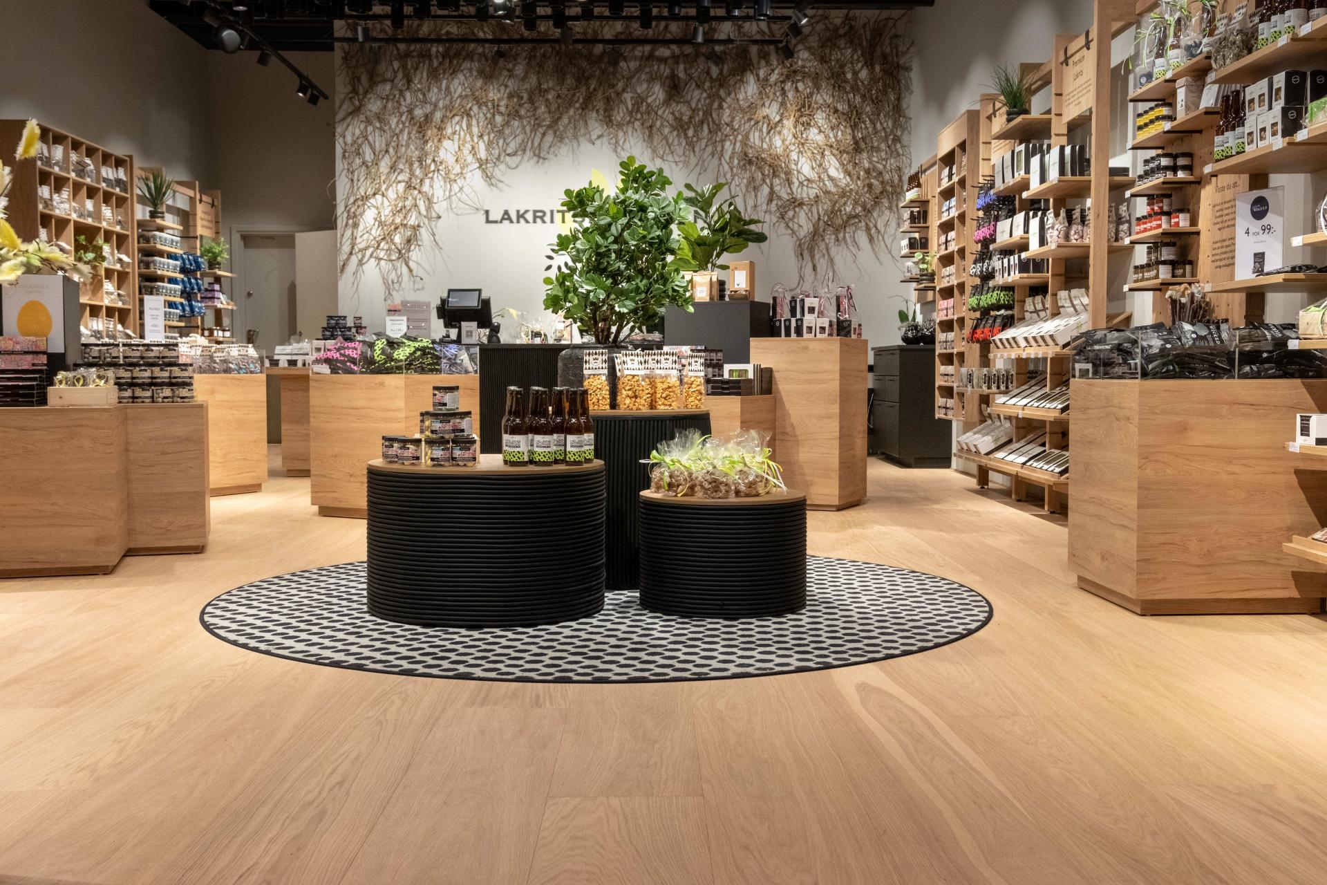 Camilla har tagit fram konceptet till den nya butiken 'Lakritsfabriken' i Helsingborg, där hon valde golvet LOSHULT 3.0 XXL från Bjelin.