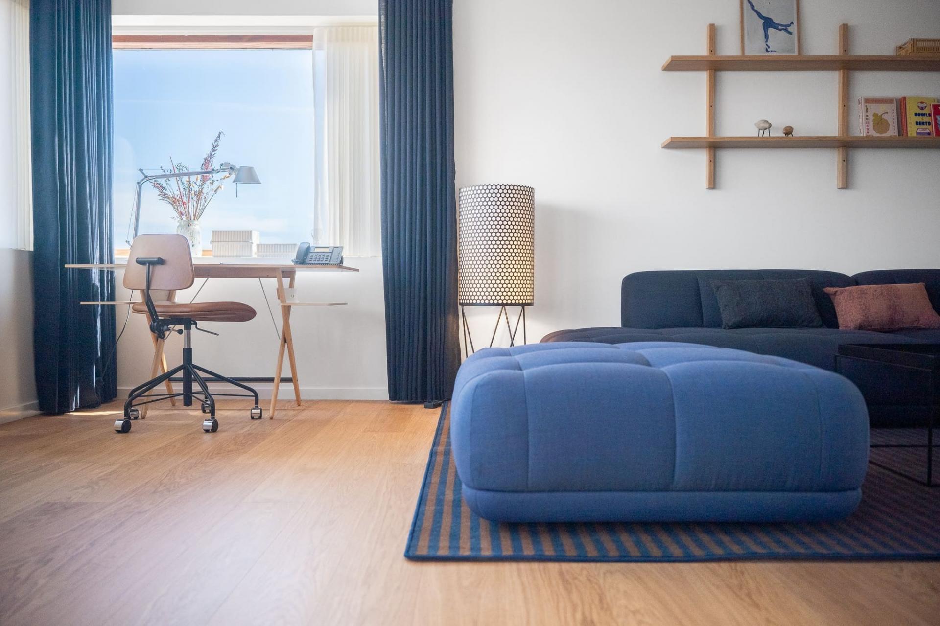 Möblerna är noggrant utvalda och reflekterar modern dansk design.